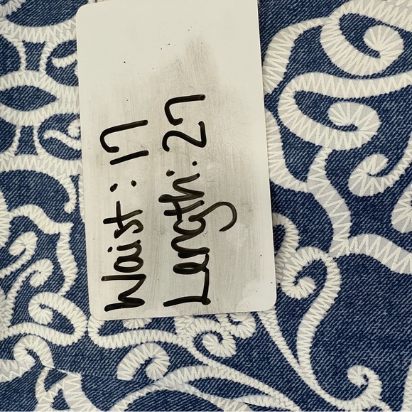 Sami & Jo L Elegant Blue and White Patterned Skirt w Stretch 147 - Picture 8 of 8